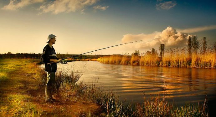 выбор места рыбалки на реке на фидер