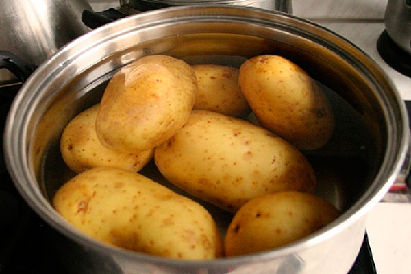 Подготовка картофеля для ловли карпа