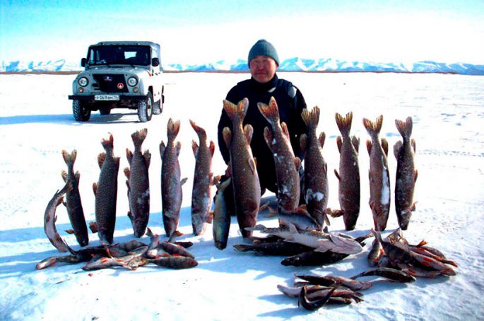 Рыбалка на озере Байкал зимой