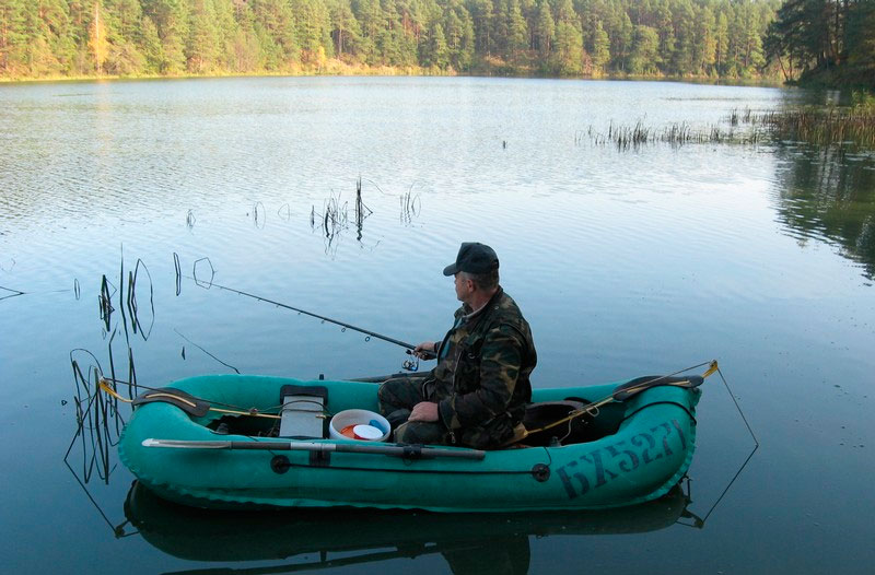 Когда можно ловить рыбу с лодки. Лодка для рыбалки. Резиновая лодка для рыбалки. Рыбак на надувной лодке. Резиновая лодка на озере.